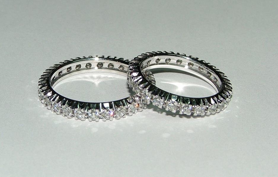 Master goldsmith, a great passion and tradition in the creation of unique jewelry: rings, bracelets, earrings, wedding rings and processing of precious stones and quality certification.