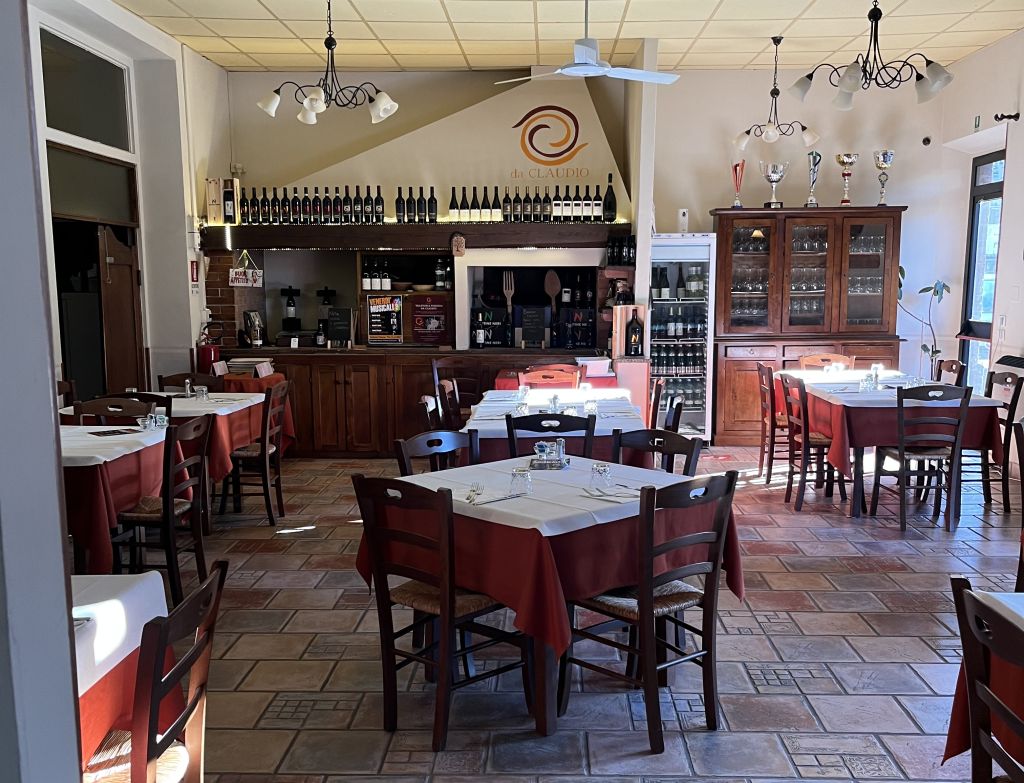 Family run trattoria/pizzeria in the small town of Porano, between Orvieto and Bagnoregio. Traditional local specialties, pizza, outdoor tables.
