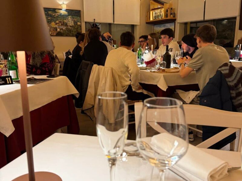 2025_persone_sala_ristorante_piena_001 Sala del ristorante Locanda Orvieto, cucina tipica orvietana a conduzione familiare